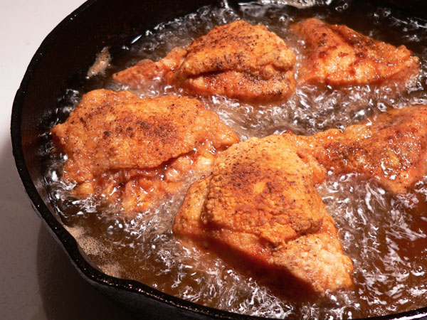Skillet-Fried-Chicken_30_frying